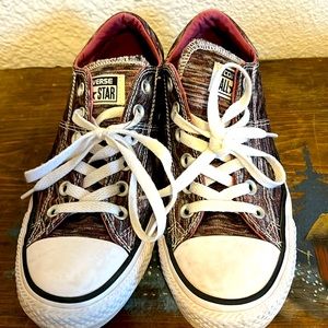 Padded tongues, and very comfortable. Washed a lot in machine and still look new